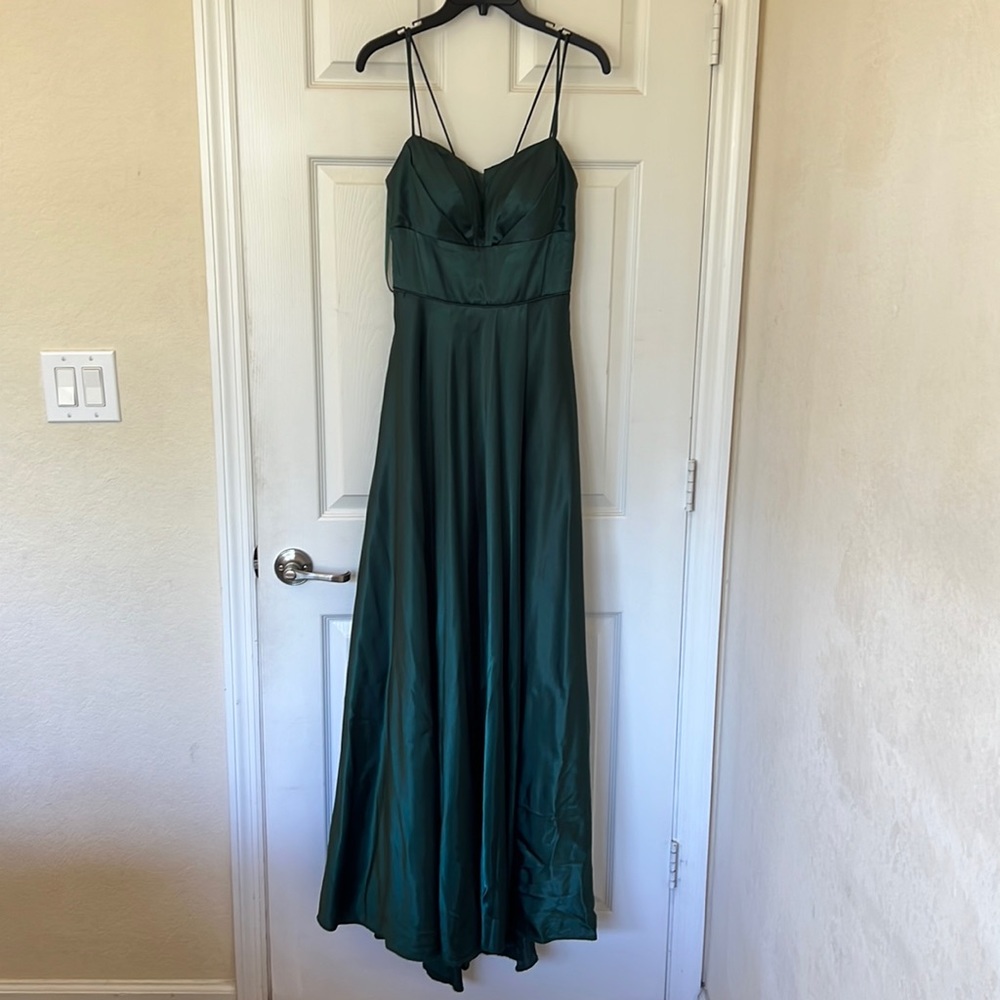 Elegant satin dress perfect for night events or weddings.